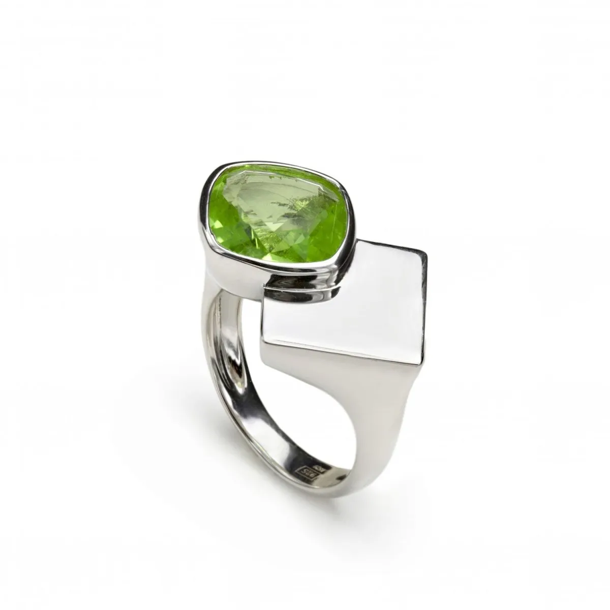 Anillos con piedras en tono verde y motivo de plata lisa