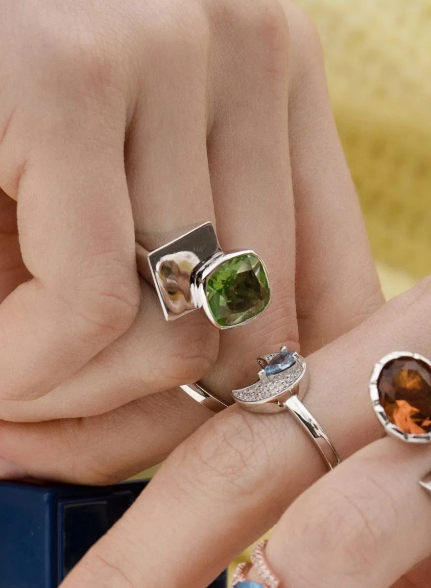 Anillos con piedras en tono verde y motivo de plata lisa