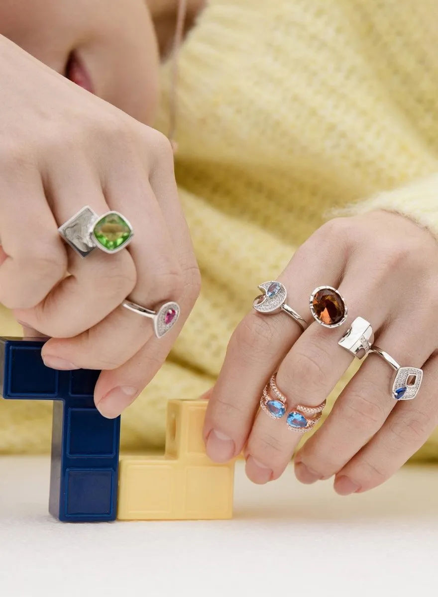 Anillos con piedras en tono verde y motivo de plata lisa