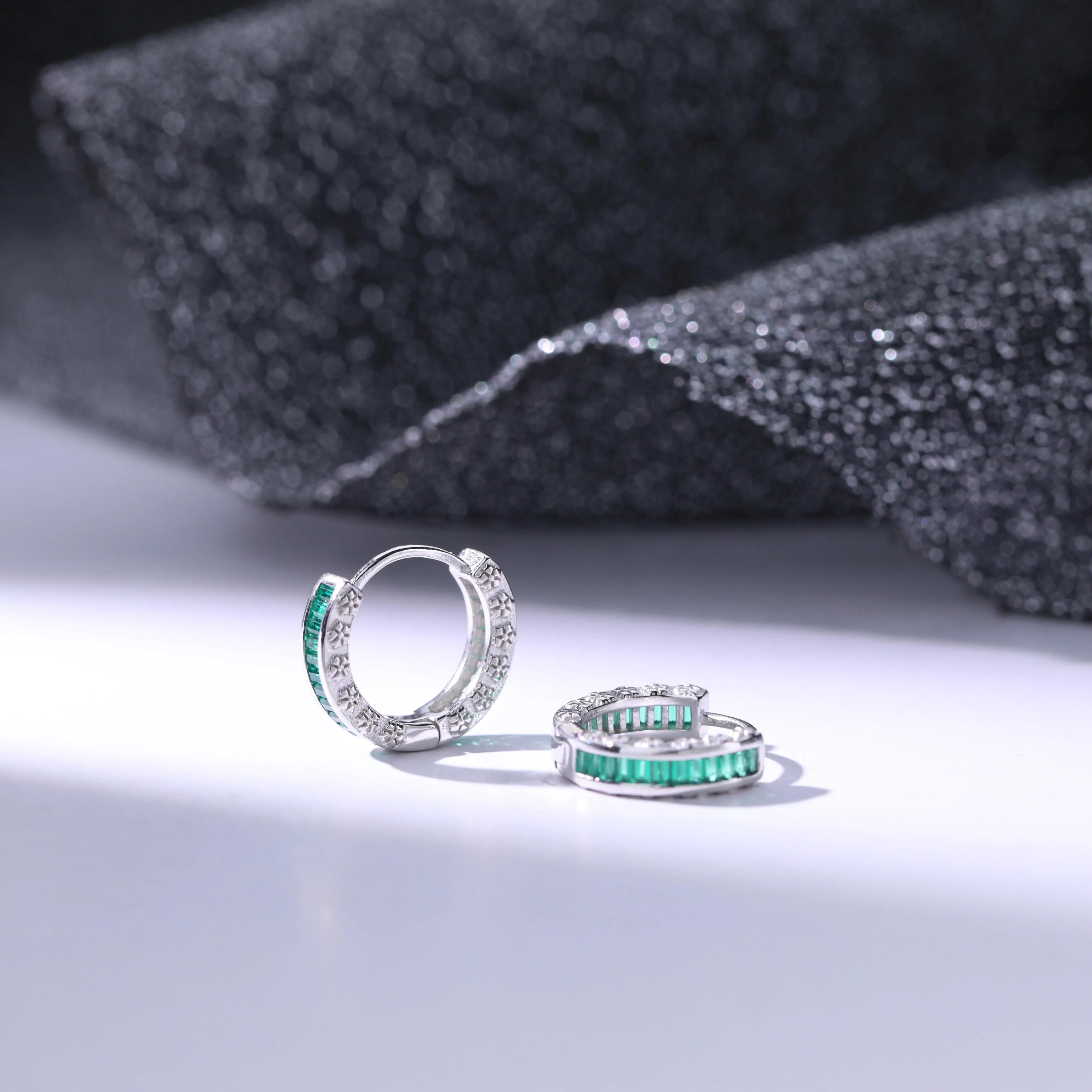 Aretes con diseo de argolla y zircona en color esmeralda