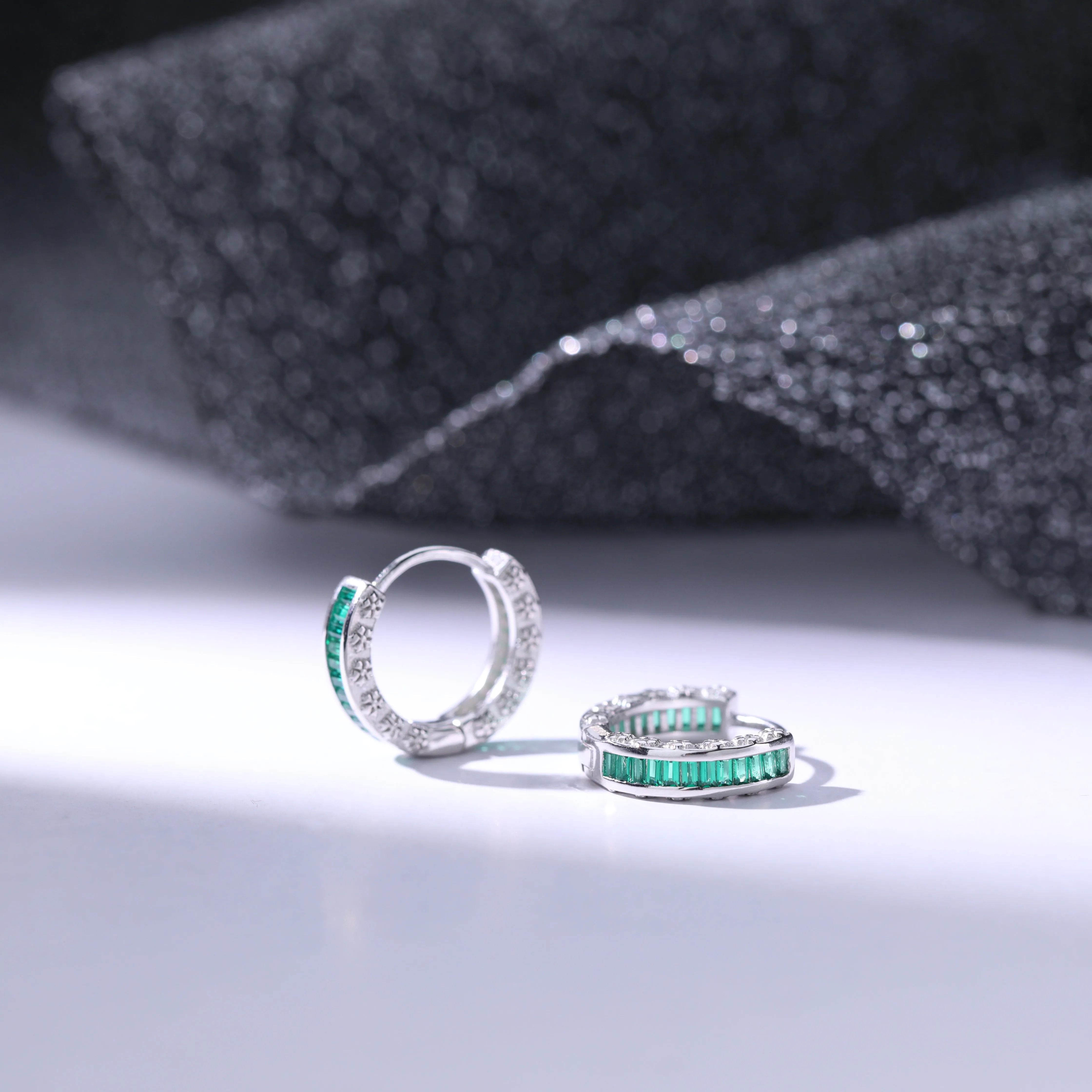 Aretes con diseo de argolla y zircona en color esmeralda