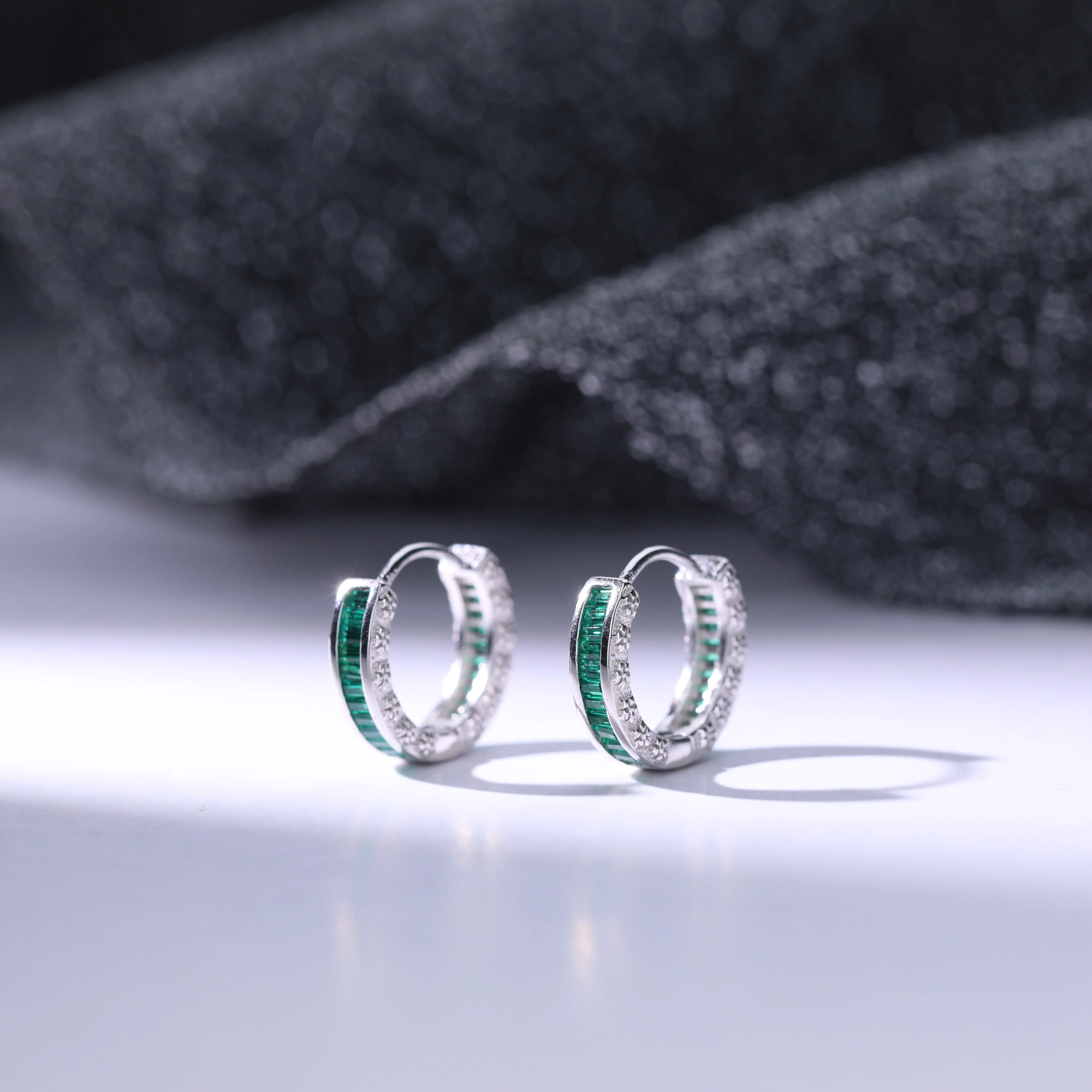 Aretes con diseo de argolla y zircona en color esmeralda