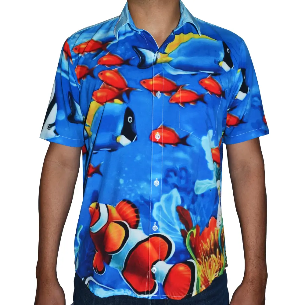 Camisa estampada, peces de colores.