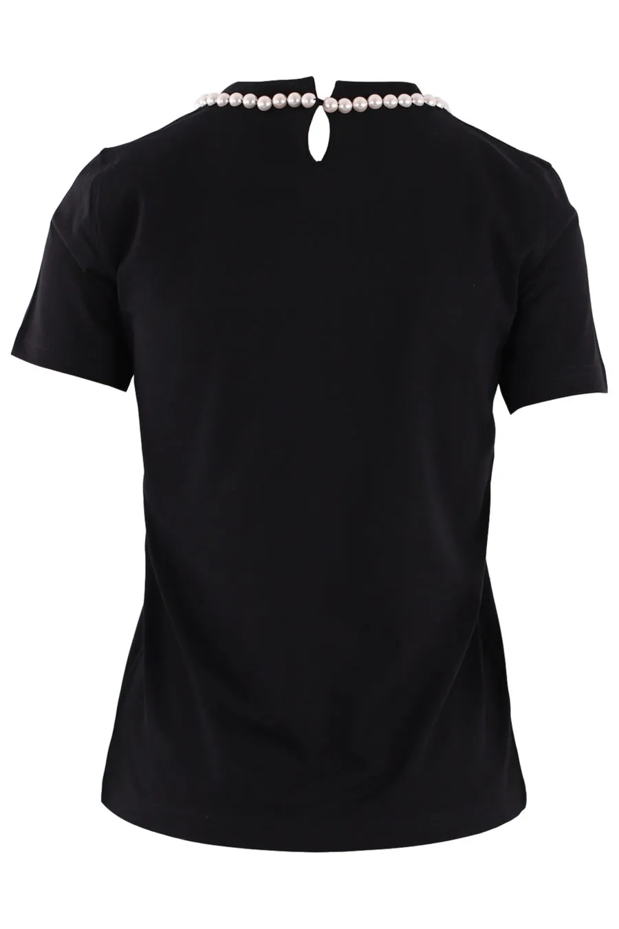 Camiseta negra con perlas