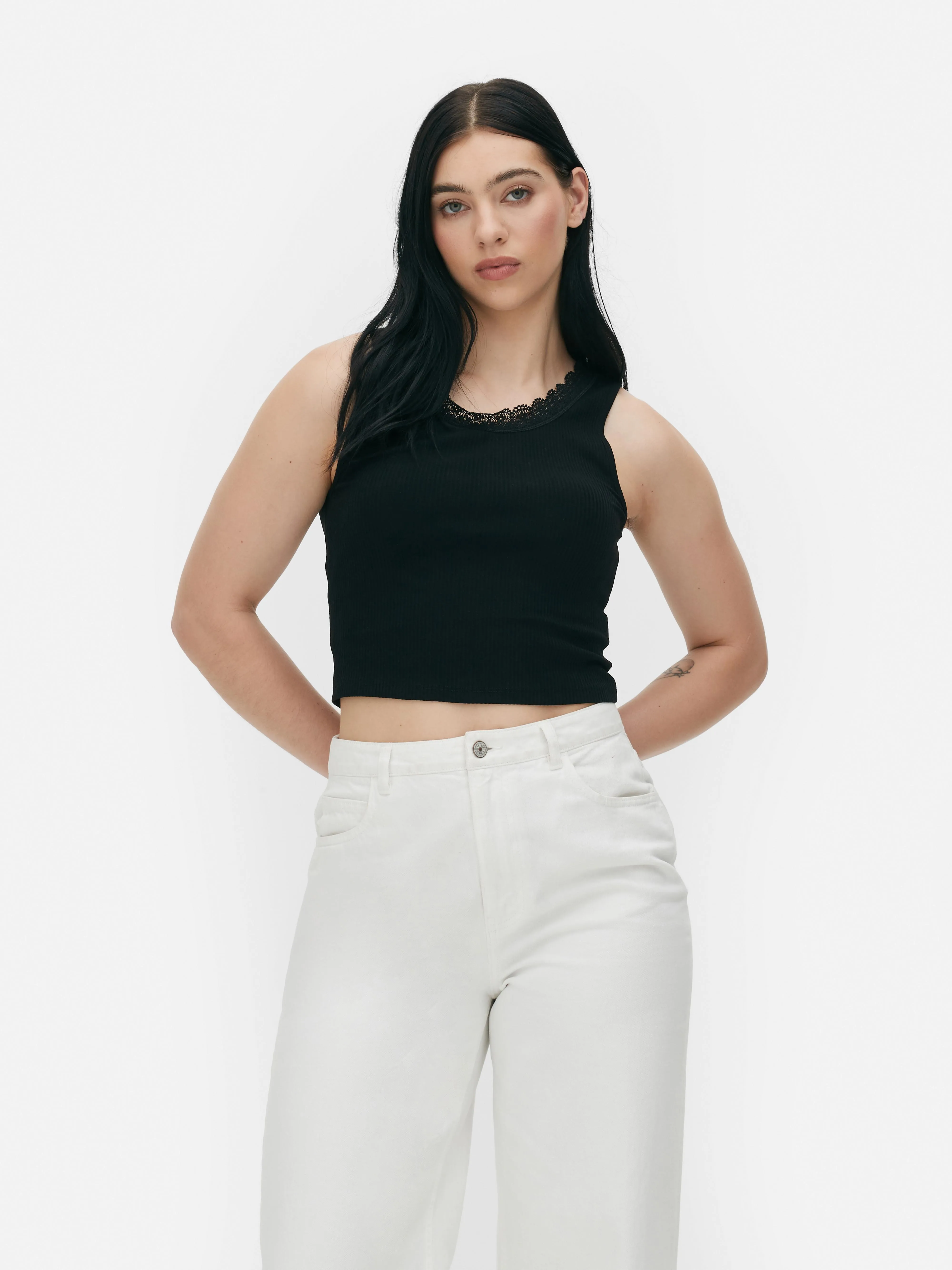 Camiseta sin mangas acanalada con ribetes de encaje