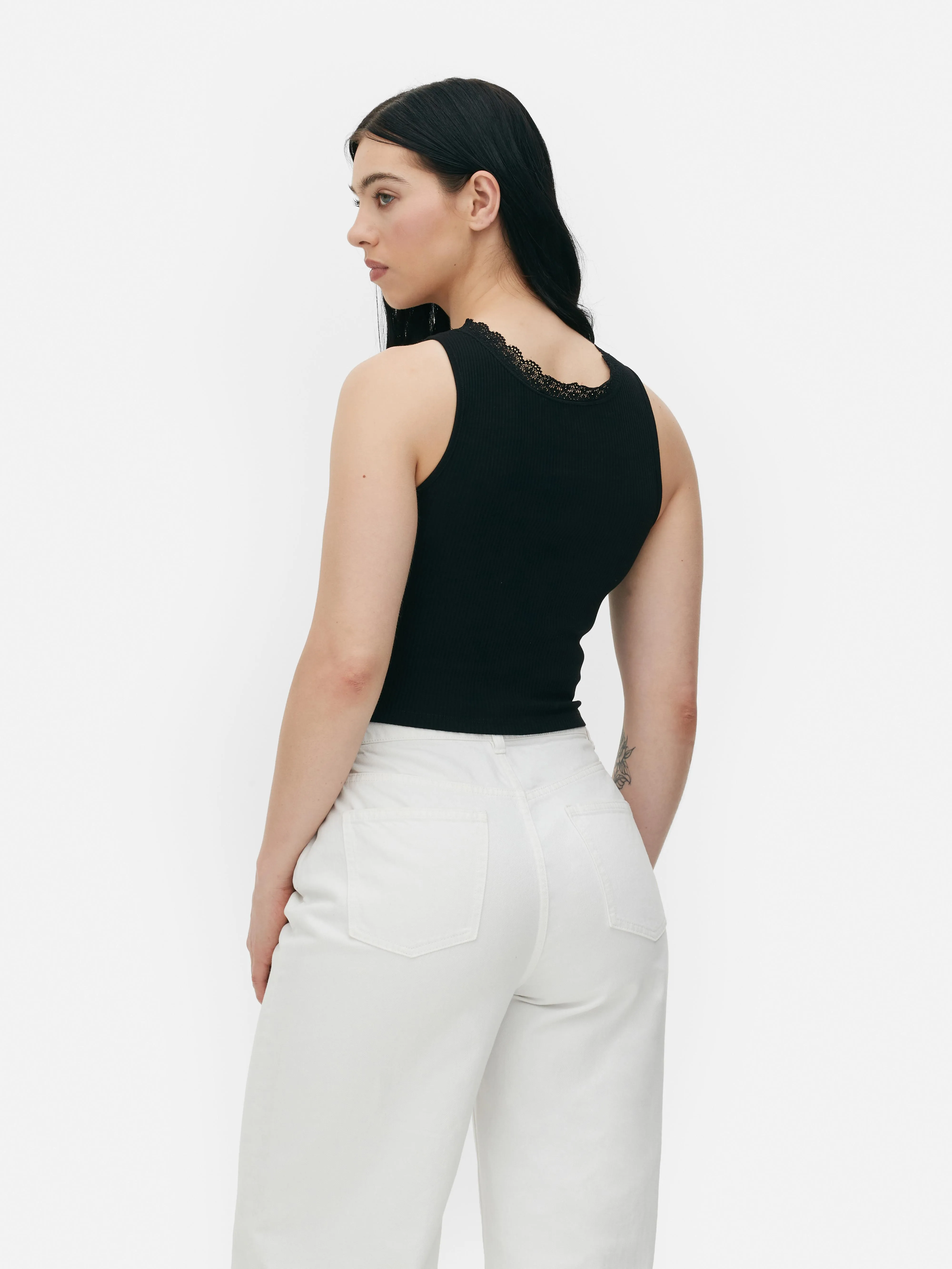 Camiseta sin mangas acanalada con ribetes de encaje