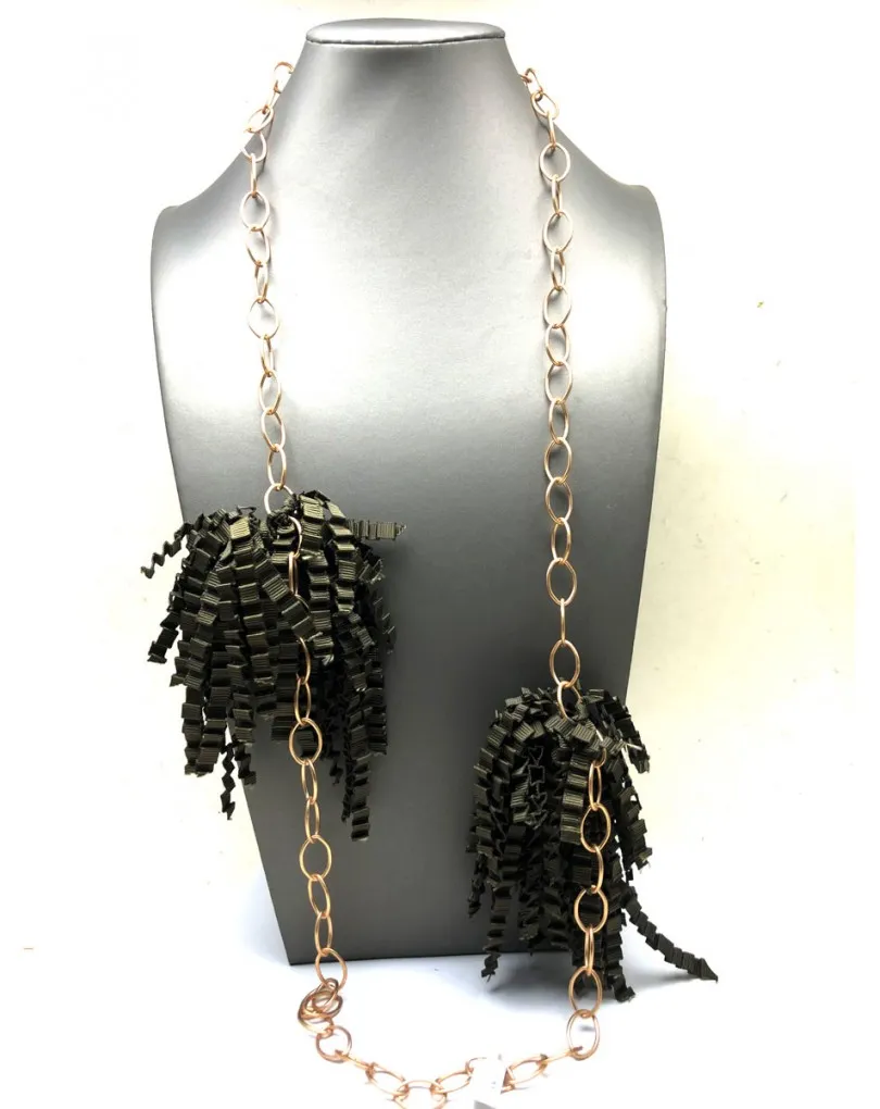 COLLARES LARGOS DORADOS CON VERDE, MARCA ESTILO DE LA OFICINA A LA CALLE