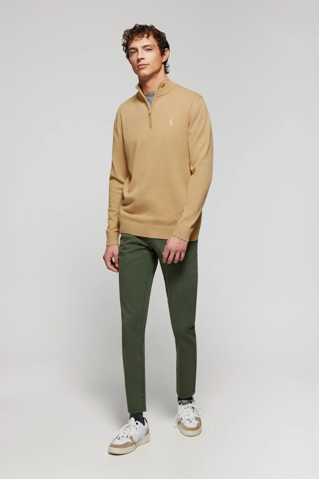Jersey color camel de punto de cuello subido y cremallera y logo Rigby Go