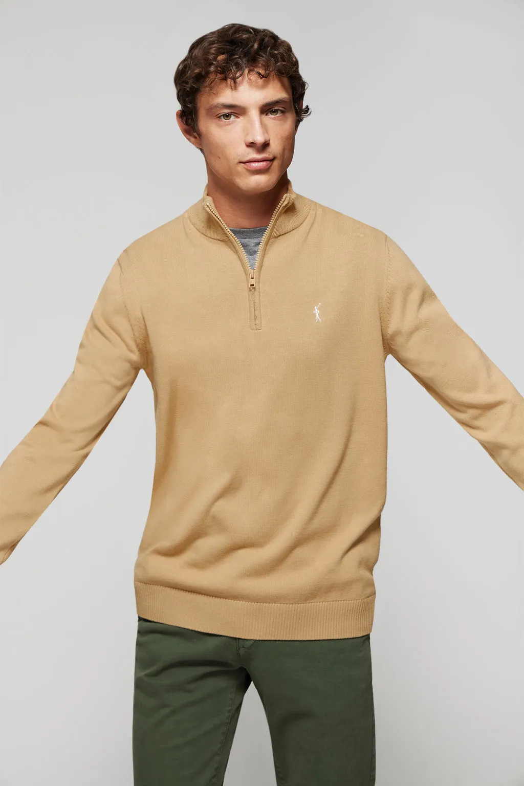 Jersey color camel de punto de cuello subido y cremallera y logo Rigby Go