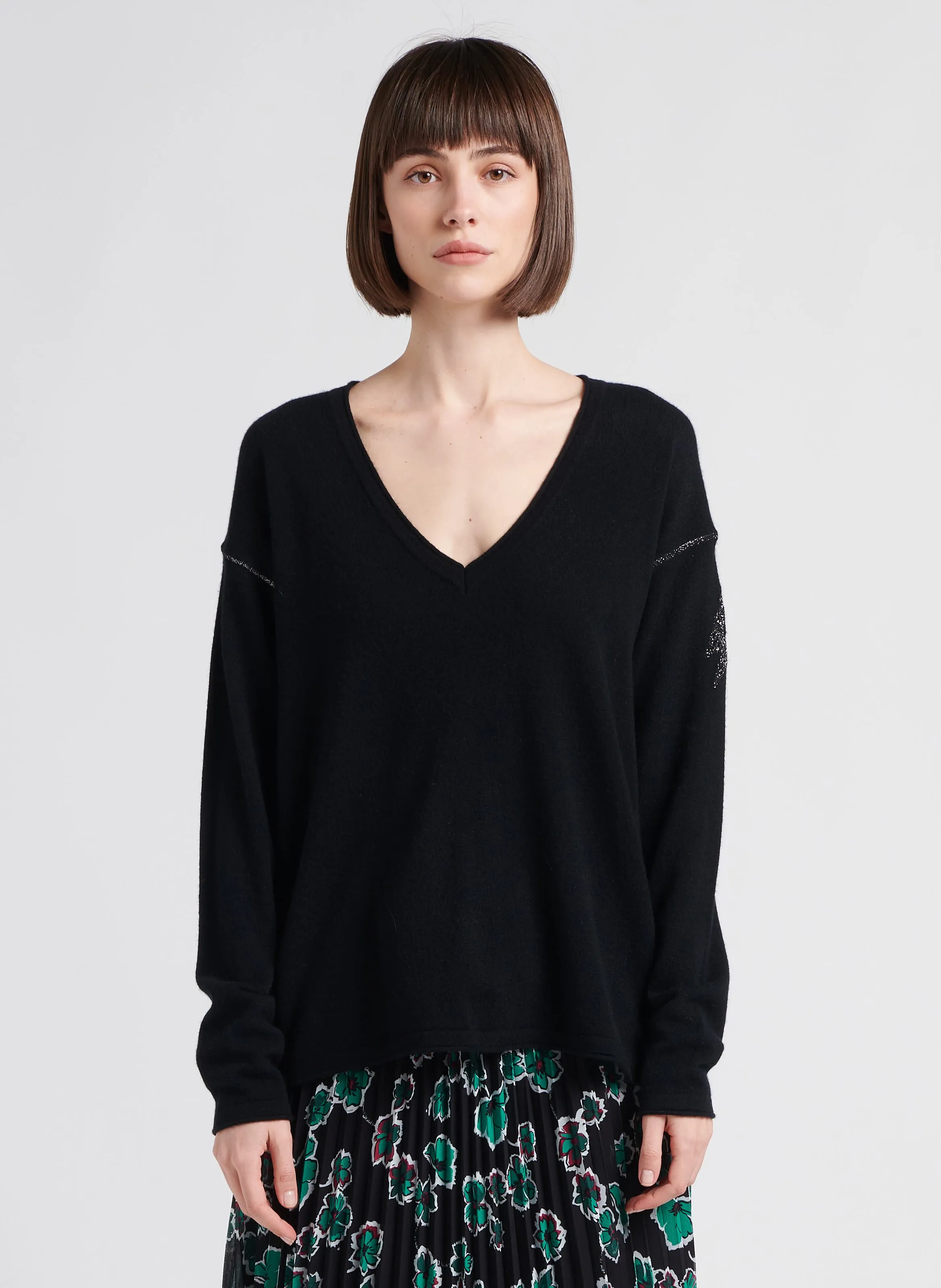 Jersey de cachemira con cuello de pico en negro
