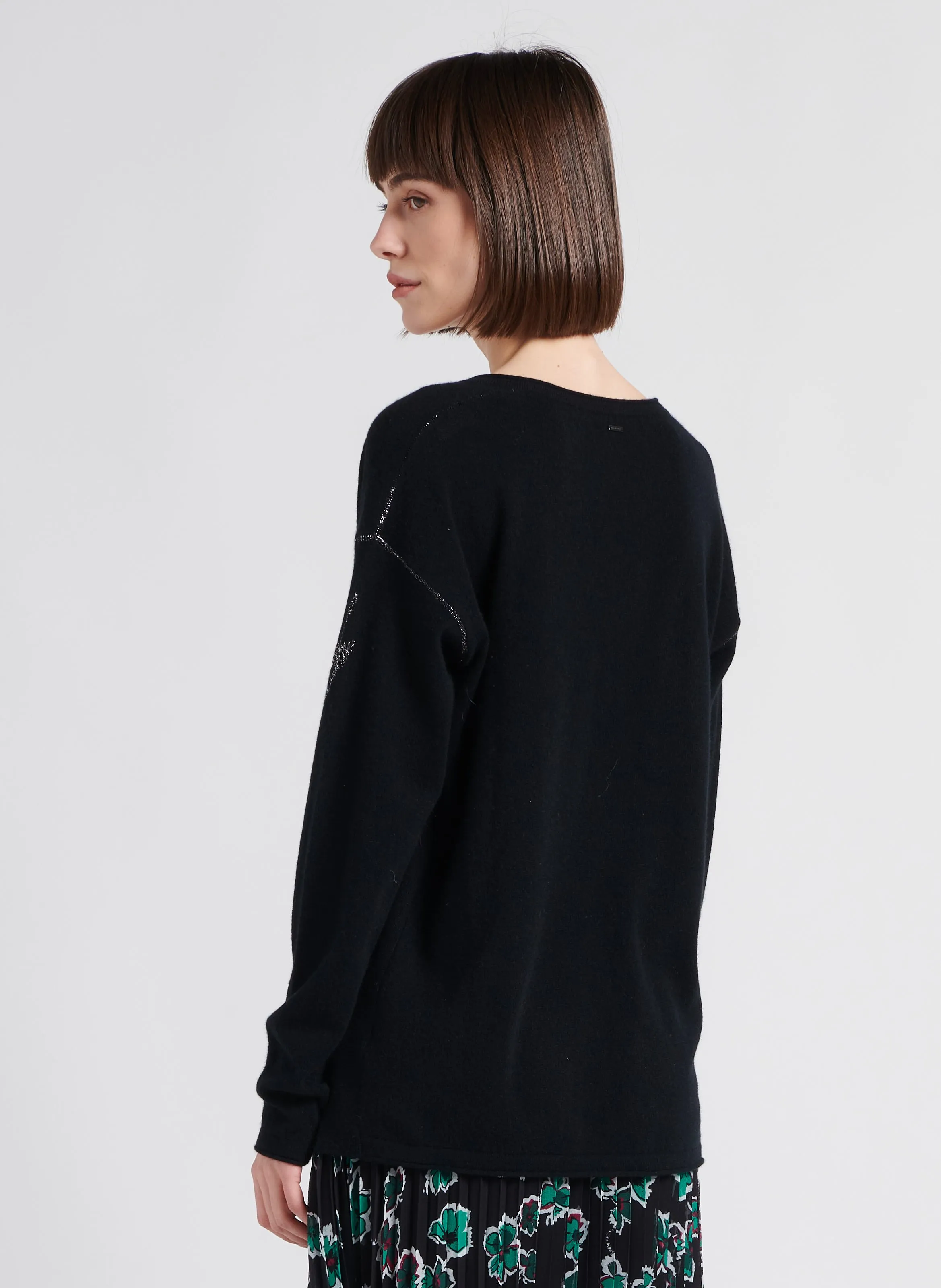 Jersey de cachemira con cuello de pico en negro