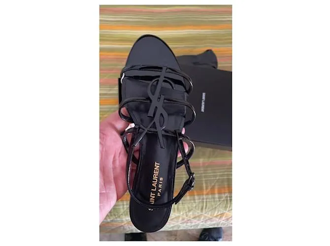 Saint Laurent Sandalias Cassandra en charol con logo Negro 