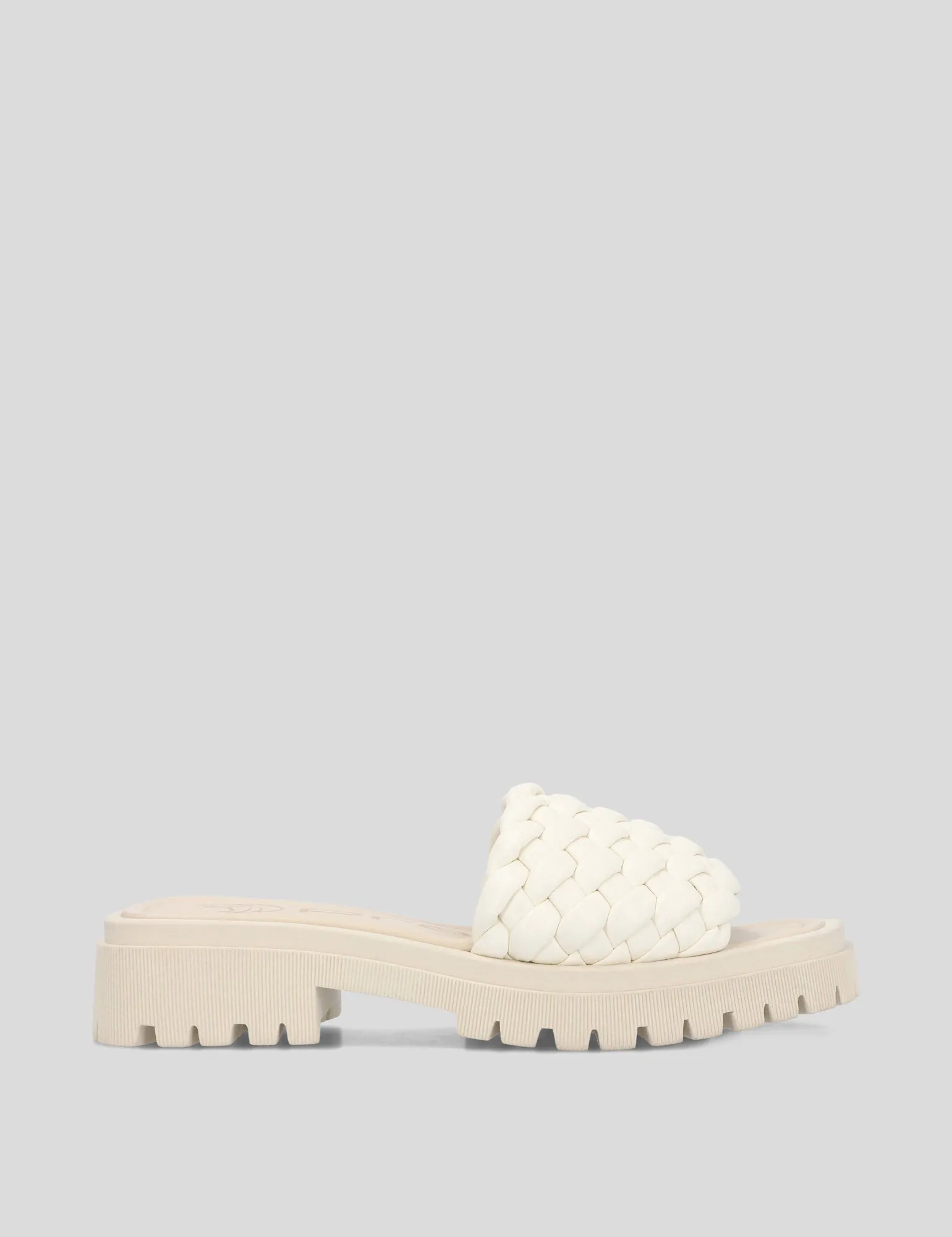 Sandalia flat trenzada en color blanco