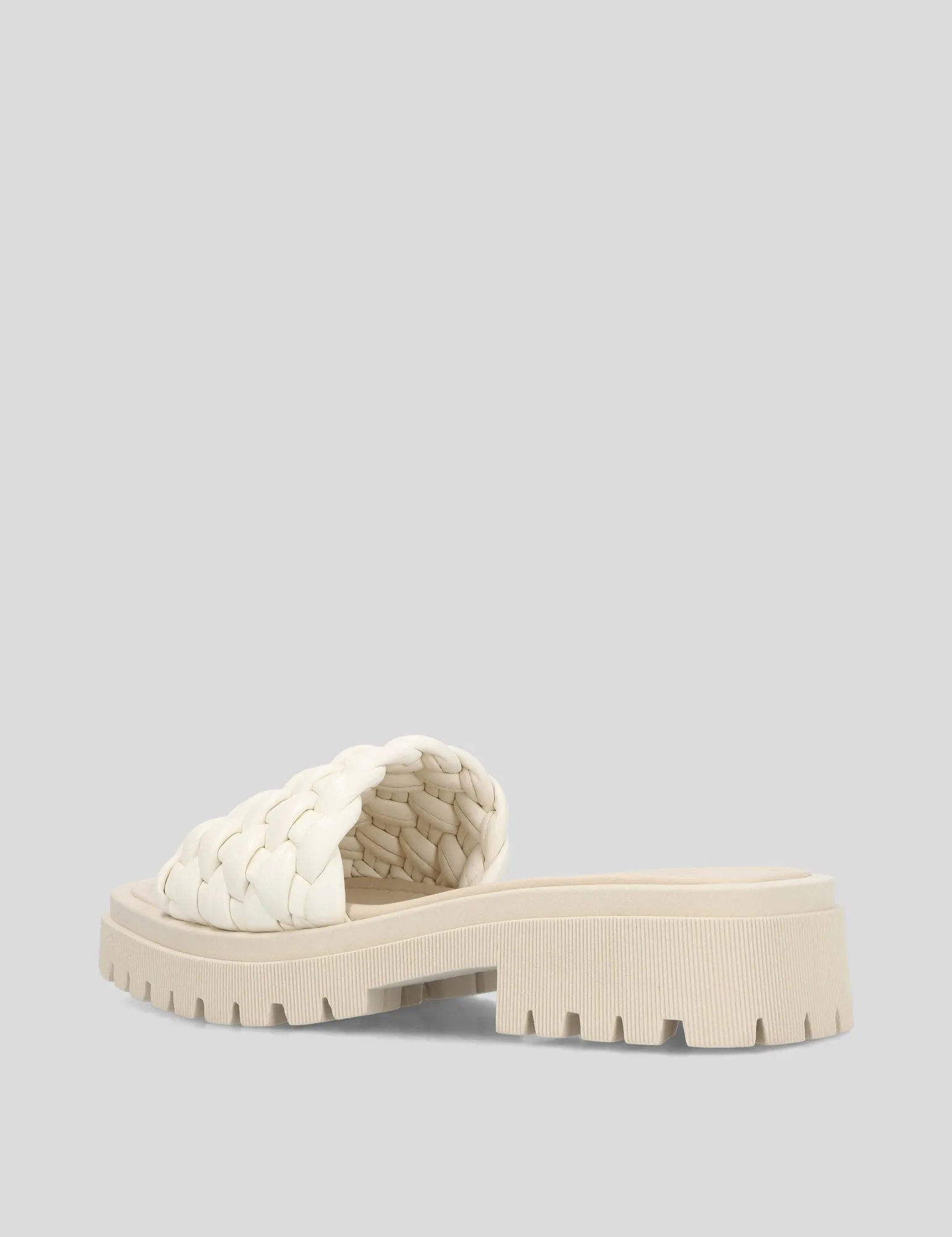 Sandalia flat trenzada en color blanco