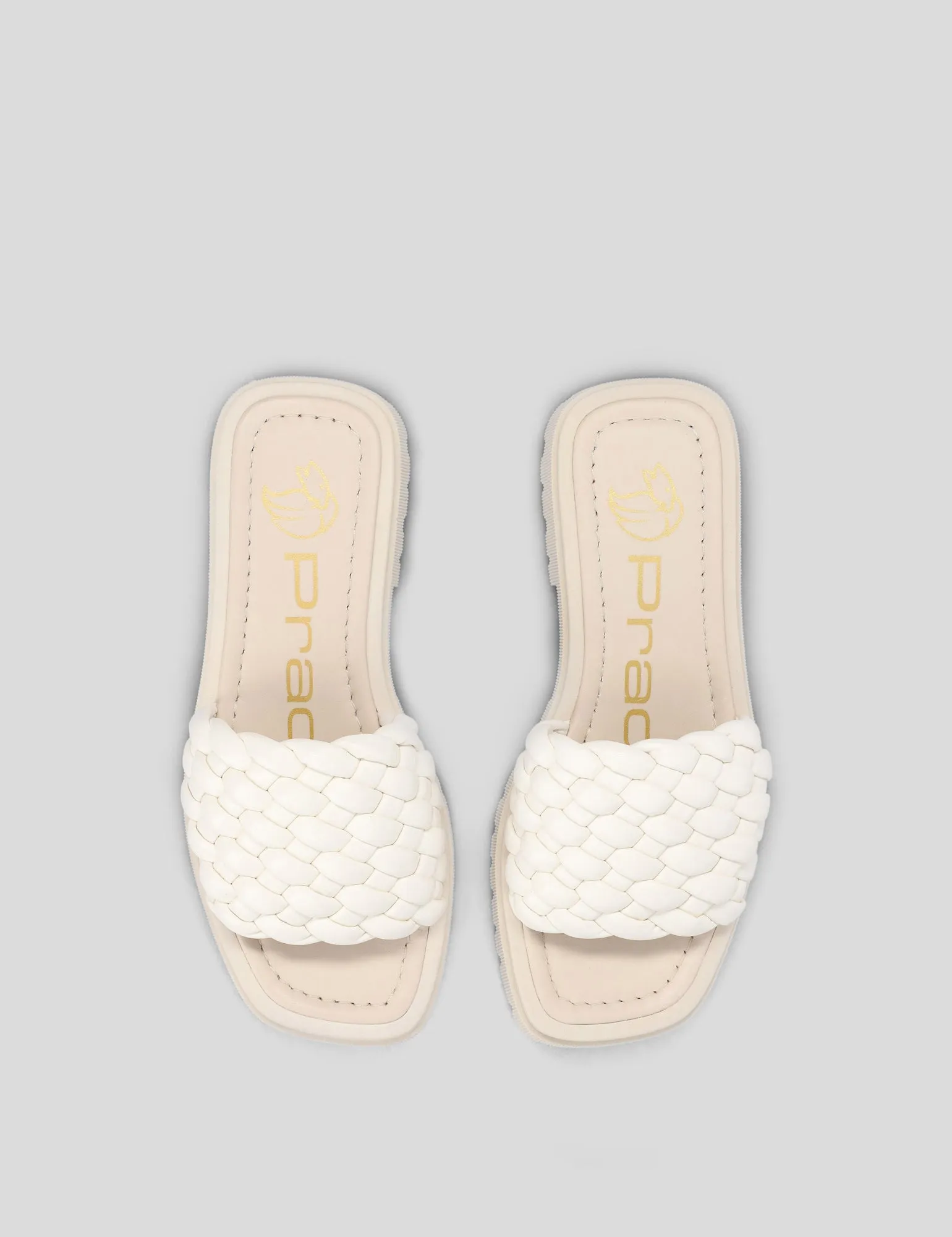 Sandalia flat trenzada en color blanco