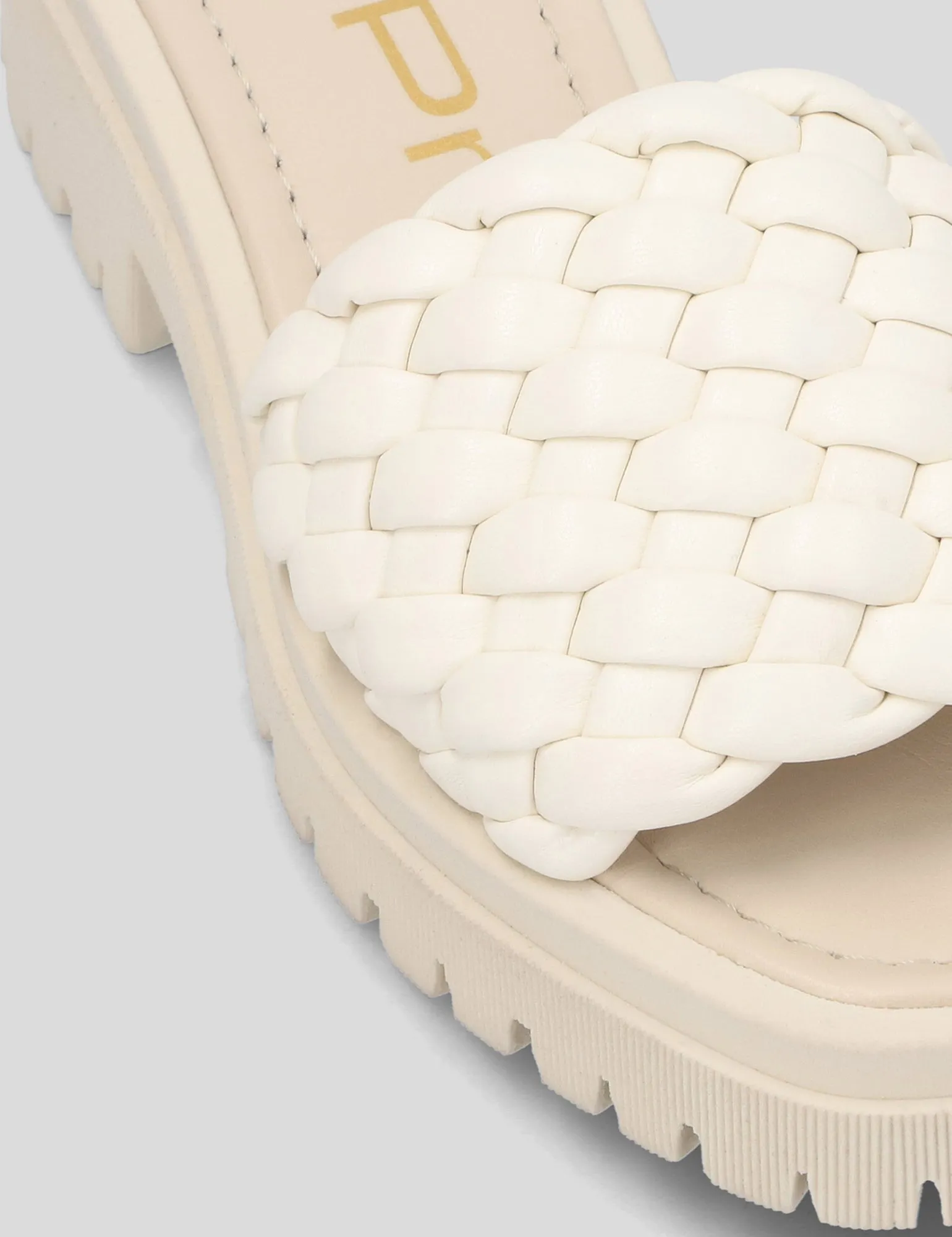 Sandalia flat trenzada en color blanco