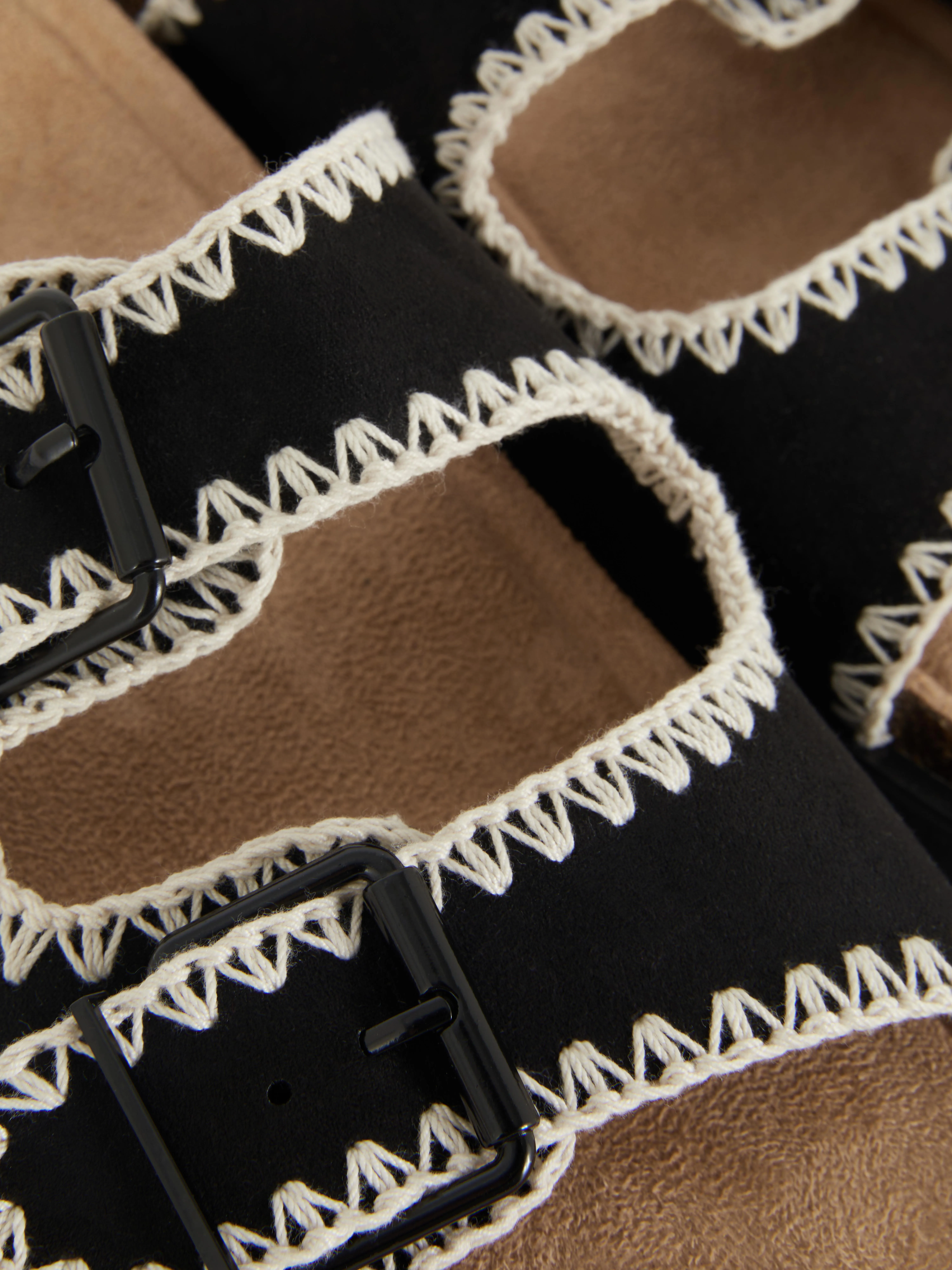 Sandalias con plantilla y pespuntes