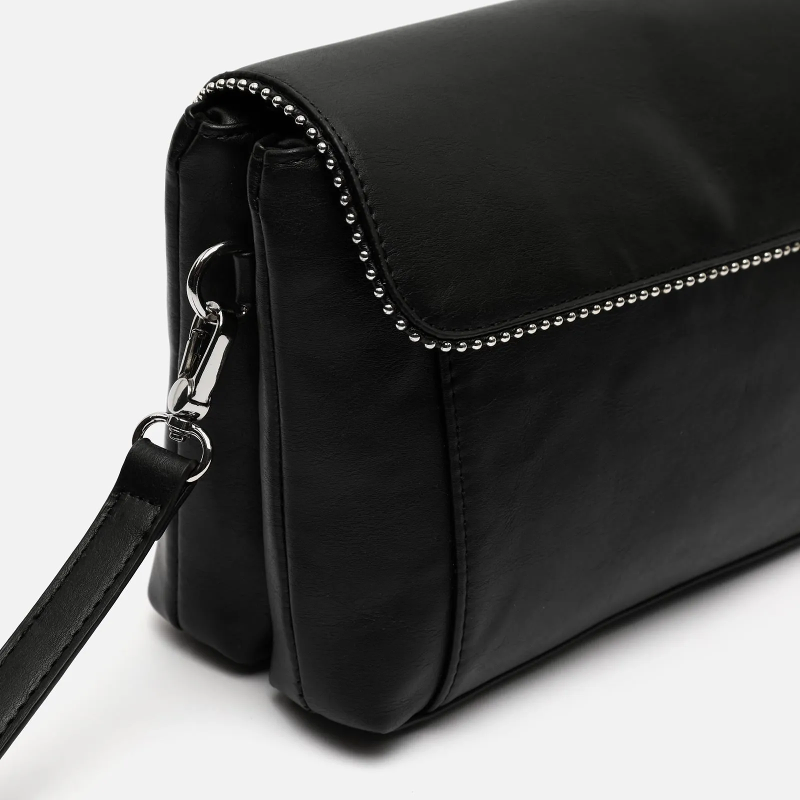 Sibilas bolso bandolera con solapa y detalles metálicos