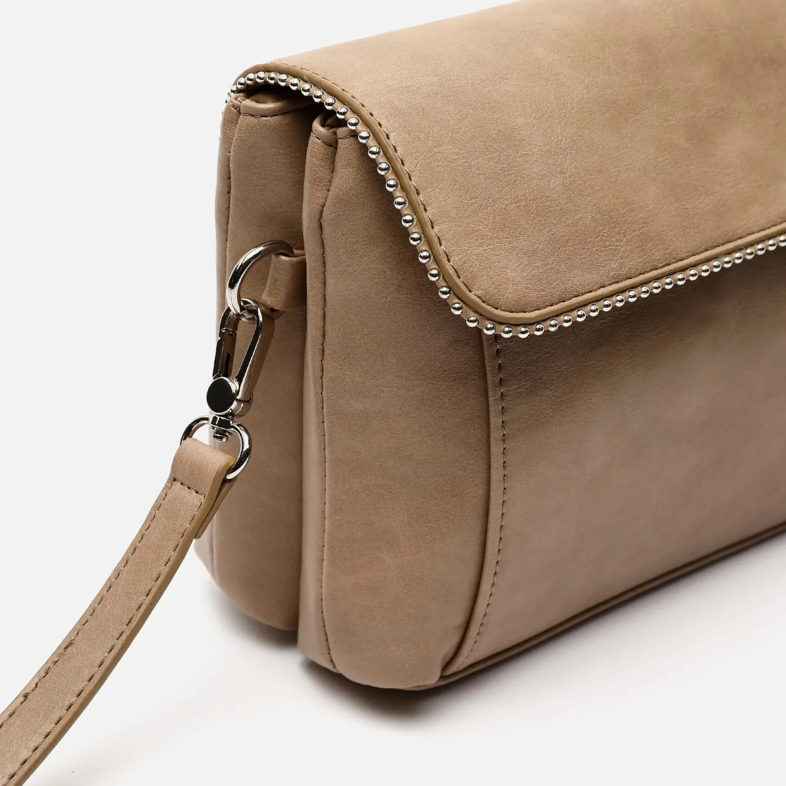 Sibilas bolso bandolera con solapa y detalles metálicos