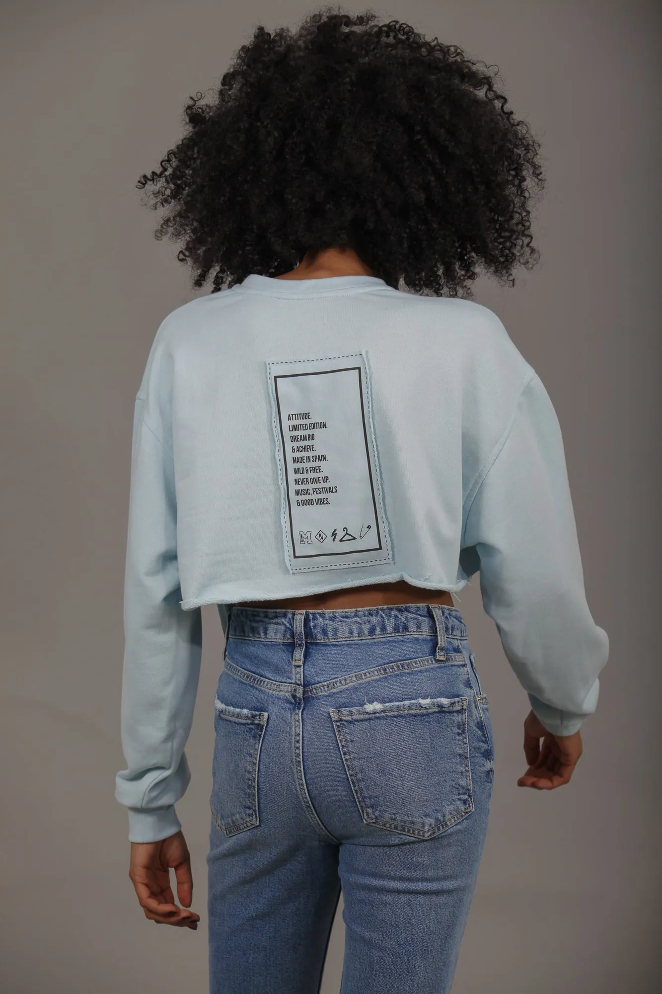 Sudadera cropped parches · AZUL CIELO ·