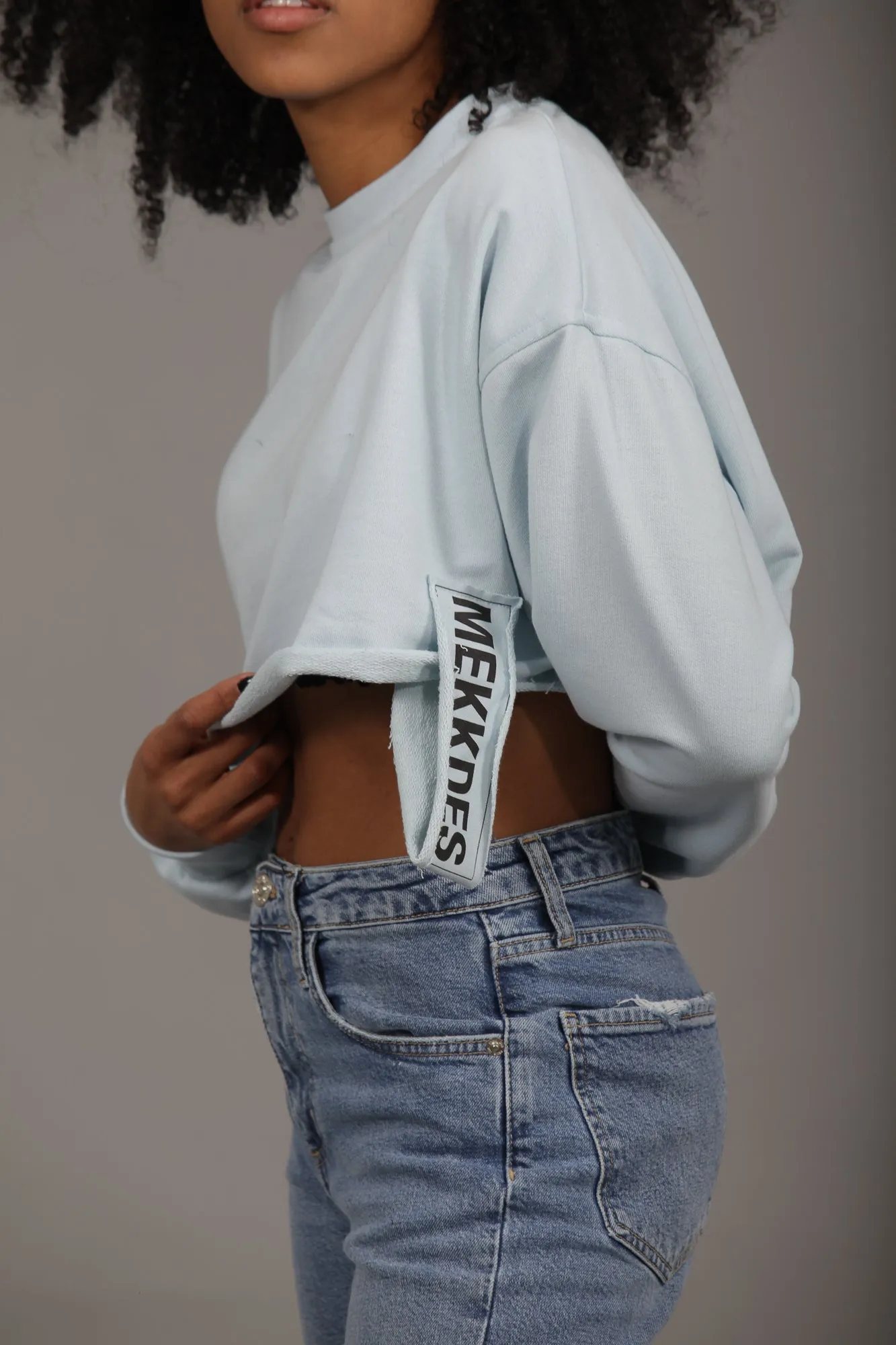 Sudadera cropped parches · AZUL CIELO ·