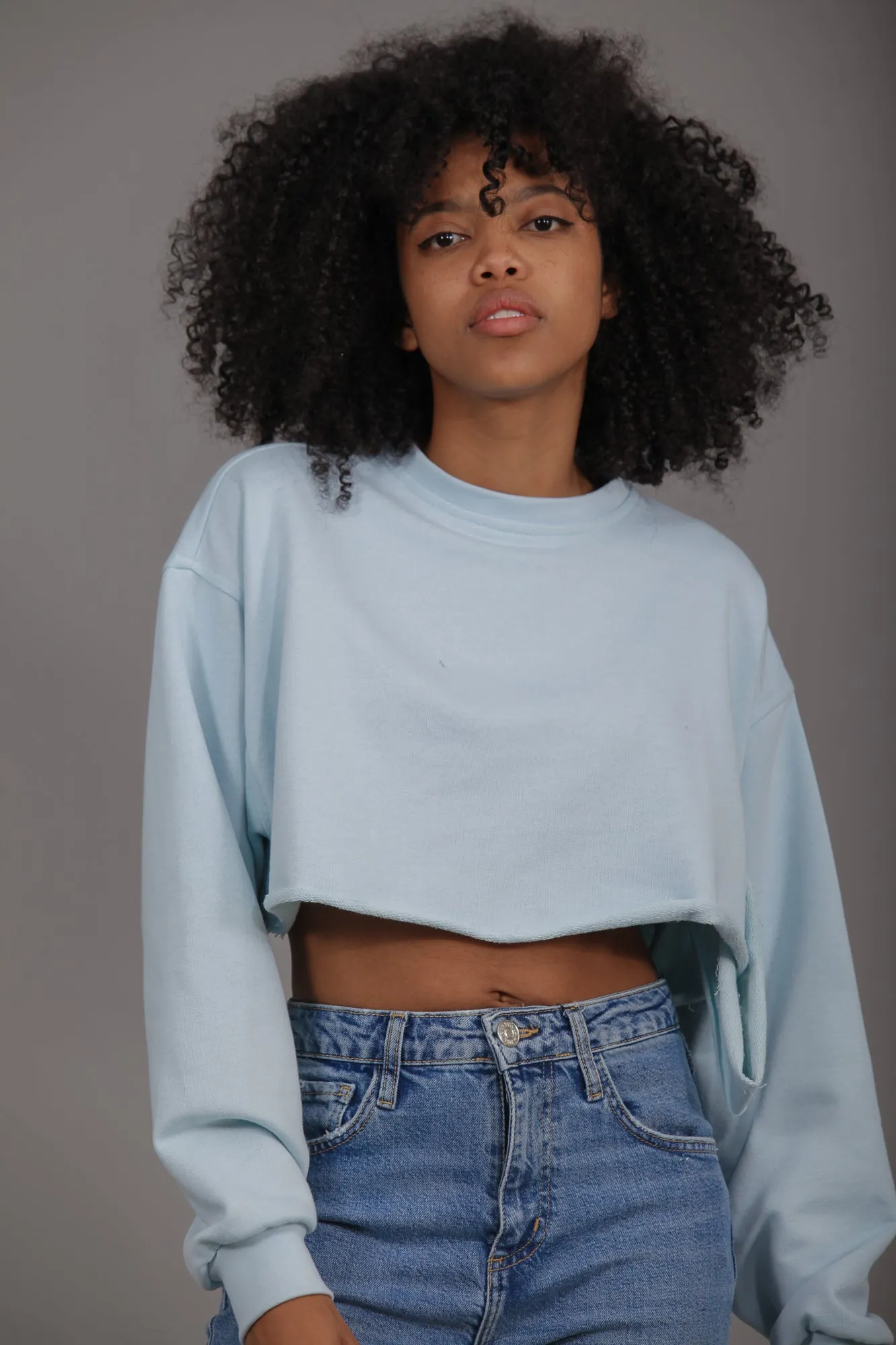Sudadera cropped parches · AZUL CIELO ·