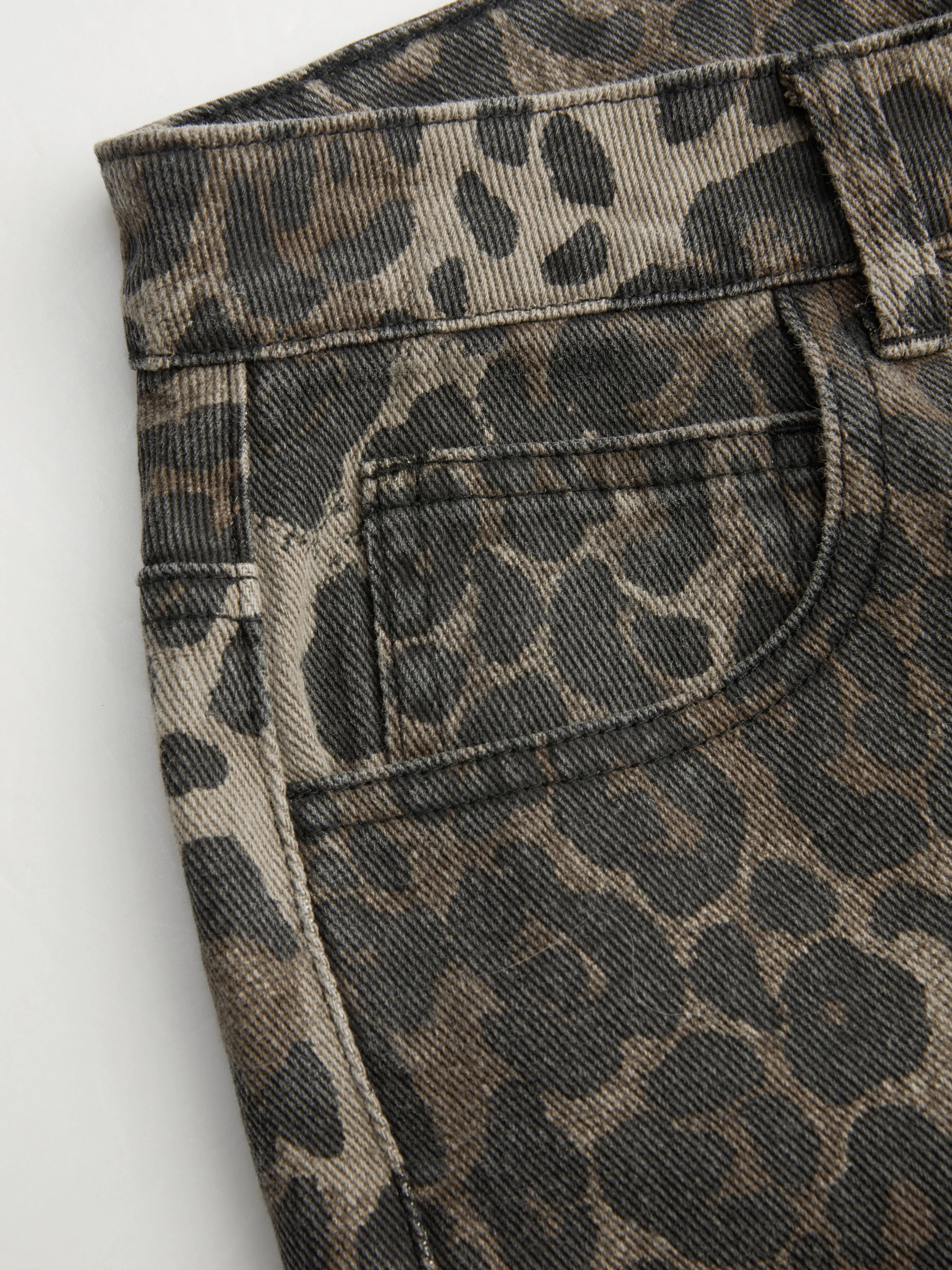 Vaqueros de tiro bajo y pierna ancha con estampado de leopardo de Cider