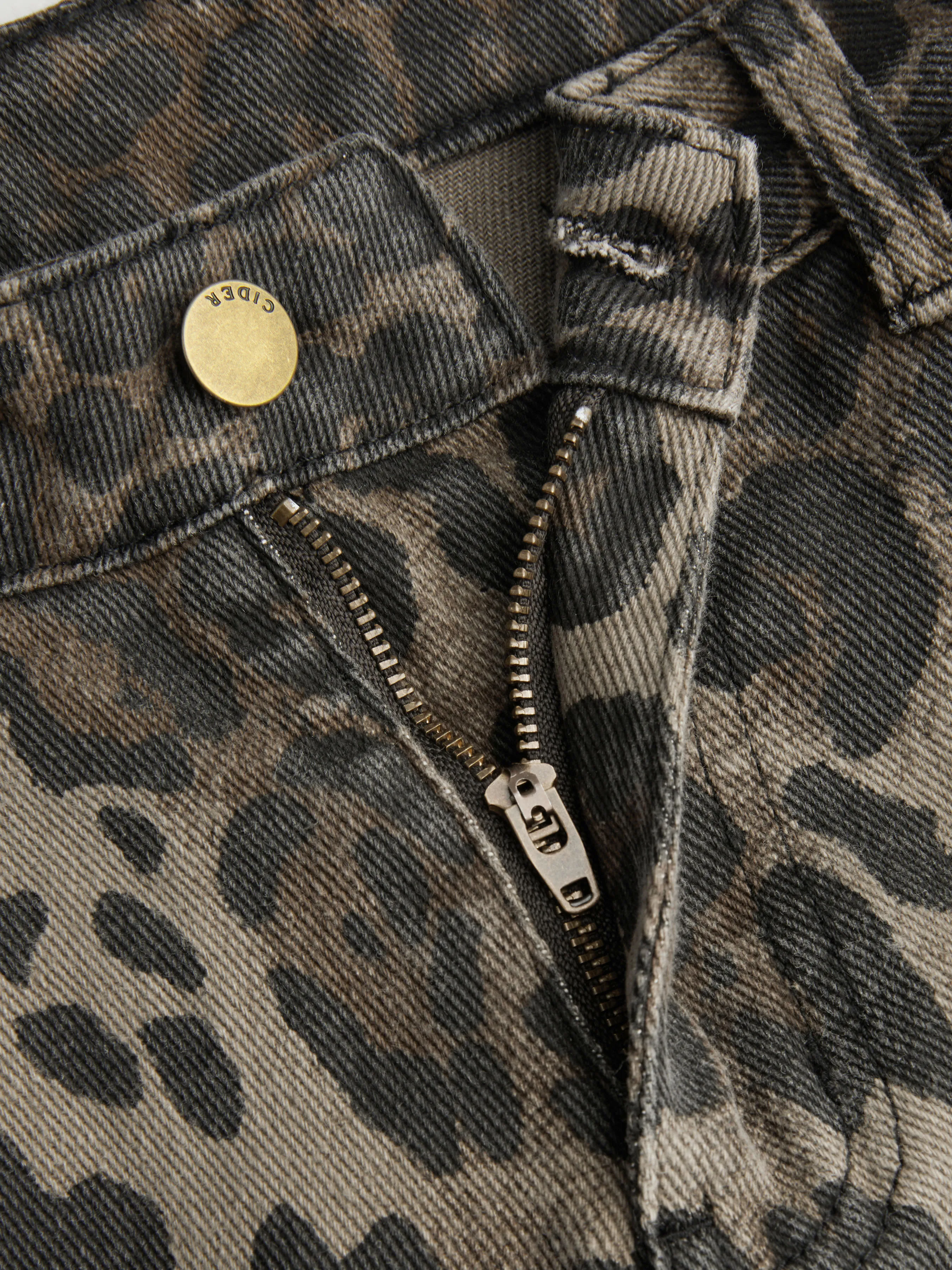 Vaqueros de tiro bajo y pierna ancha con estampado de leopardo de Cider