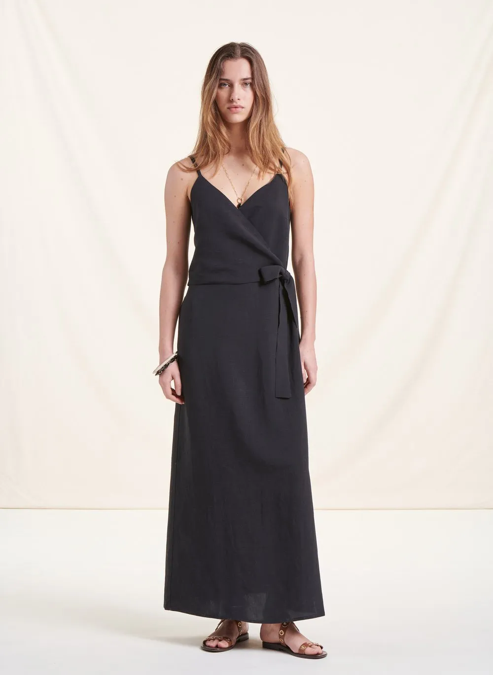 Vestido largo amplio con escote cruzado en negro