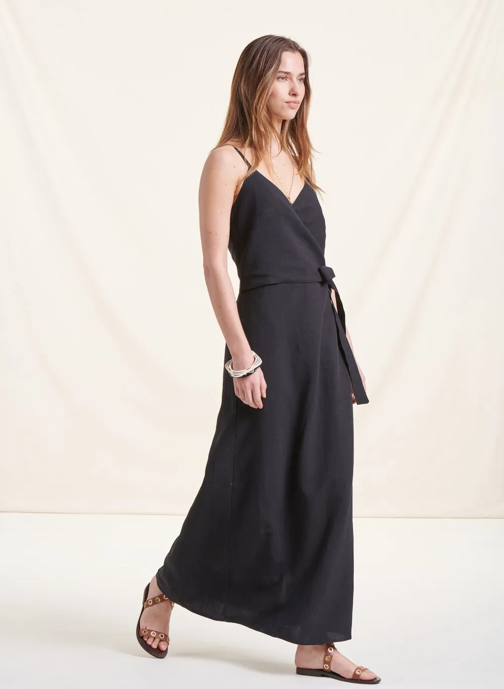 Vestido largo amplio con escote cruzado en negro