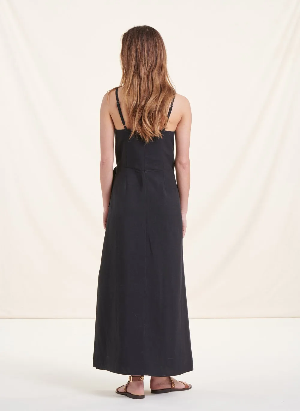 Vestido largo amplio con escote cruzado en negro